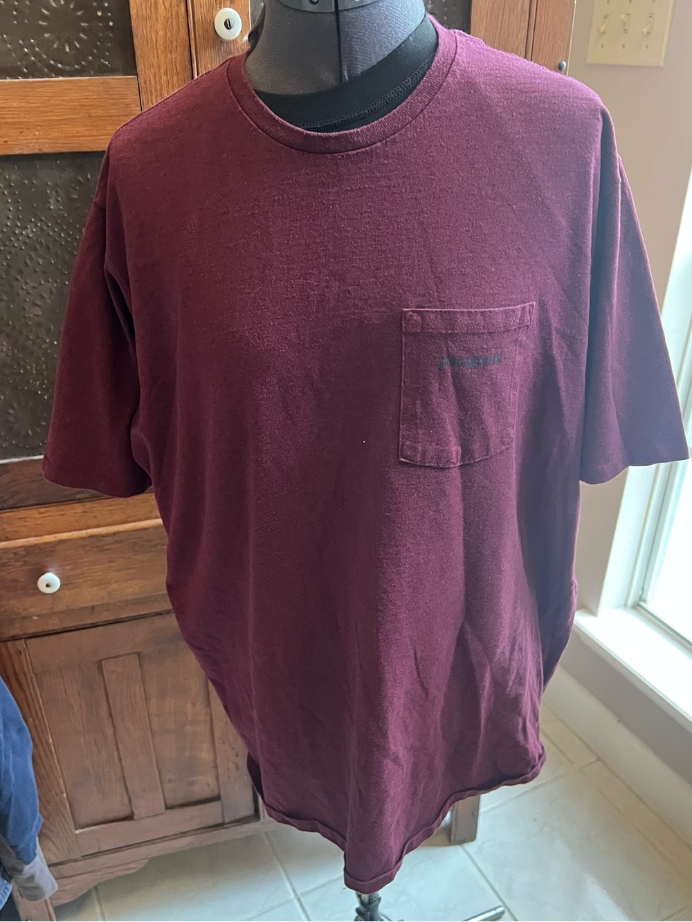 Patagonia T-Shirt in Burgundy size L